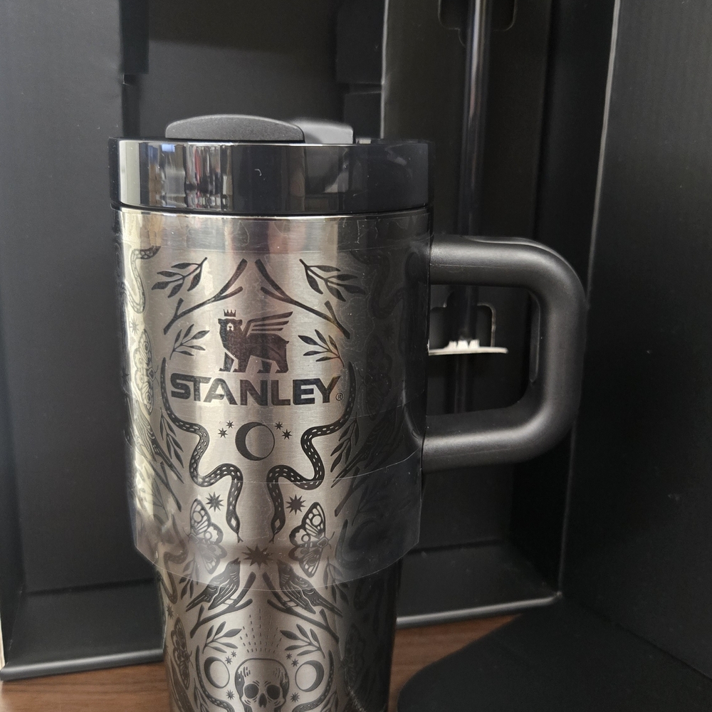 Stanley  Tumbler (20oz) -            Deadly Damask